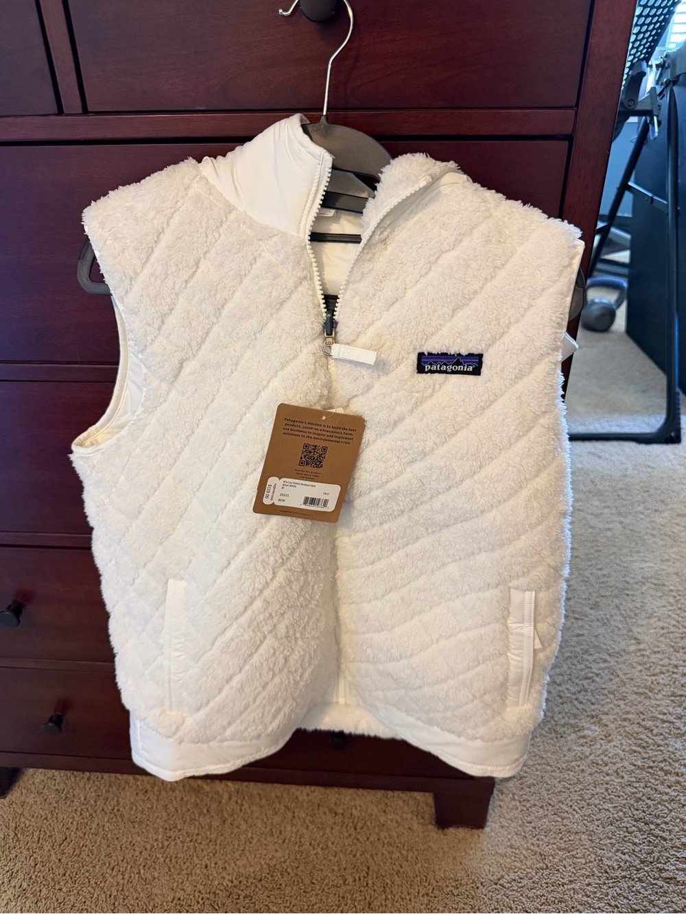 NWT Patagonia women’s Cream Sherpa Fleece Vest reversible, size medium